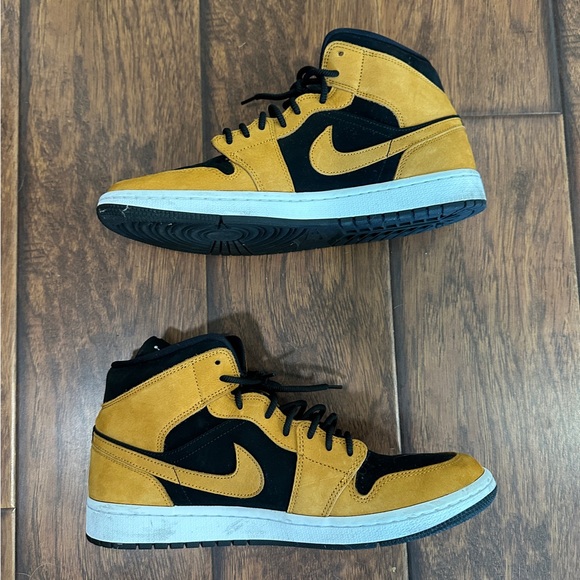 Jordan Women’s Black and Tan Sneakers - Picture 3 of 8